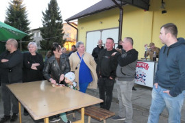 Grupa osób stojąca obok siebie 