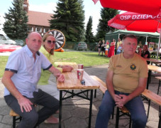 Osoby siedzą przy stoliku, Trwa impreza plenerowa 