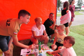 Dzieci podczas wspólnej zabawy 