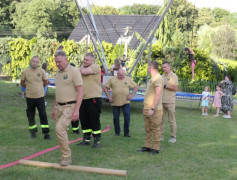 Strażacy przygotowują się do przeciągania liny