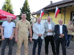 Pięciu mężczyzn stoi obok siebie 