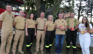 Grupa osób stoi obok siebie 