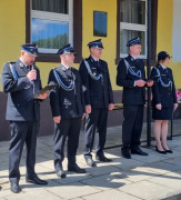 Druhowie w mundurach podczas uroczystości strażackich 