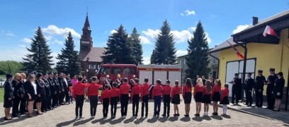 Druhny i druhowie stoją na placu OSP. Trwa uroczysty apel 