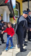 Młodzi druhowie odbierają gratulacje od dorosłych druhów 