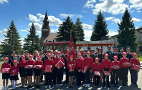 Młodzi i dorośli druhowie. Wszyscy w galowym umundurowaniu 