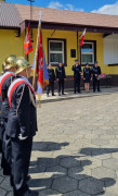 Druhowie stoją na placu OSP. Trwa strażacki apel