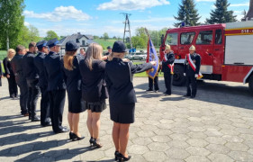 Ślubowanie dorosłych druhów. Widoczny sztandar oraz wóz bojowy 
