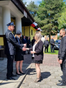 Kobieta odbiera gratulacje. Gratuluje mężczyzna w mundurze