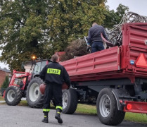 Ciągnik, przyczepa oraz dwóch mężczyzn 