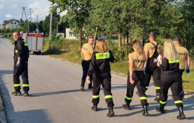 Grupa strażaków idących obok siebie ulicą 