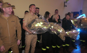 Druhny i druhowie. Moment wręczania nowego sprzętu ratowniczo - gaśniczego 