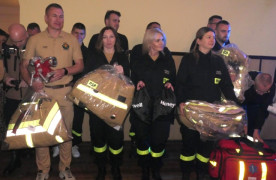 Druhny i druhowie prezentują nowy sprzęt ratowniczo-gaśniczy 