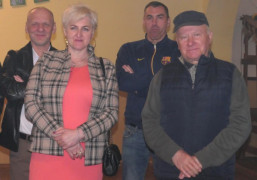 Kobieta i trzech mężczyzn. Osoby stoją obok siebie