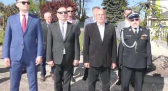 Czterej panowie w garniturach stoją obok siebie