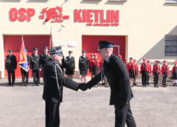 Serdeczny uścisk dłoni dwóch strażaków 