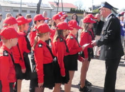 Moment wręczania legitymacji członkowskich młodym strażakom 