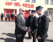 Mężczyzna gratuluje strażakowi 