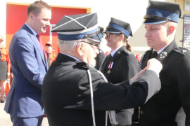 Moment dekoracji. Na zdjęciu widoczni mężczyźni