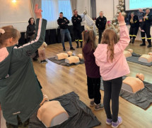 Dzieci biorą udział w szkoleniu z zakresu pierwszej pomocy przedmedycznej 