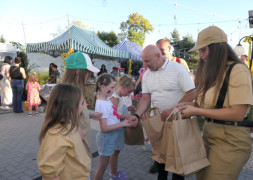 Moment wręczania nagród dzieciom 