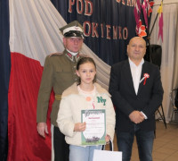 Dwaj mężczyźni i dziewczynka. Dziewczynka trzyma w ręku dyplom
