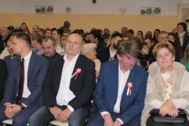 Grupa osób siedząca obok siebie