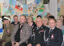 Czterej mężczyźni siedzący obok siebie 