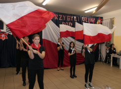 Dziewczynki trzymają w ręku biało - czerwone flagi