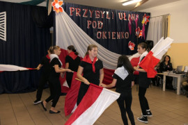 Dziewczynki podczas wykonywania układu tanecznego z flagami