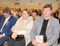 Grupa osób siedząca obok siebie