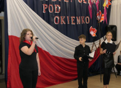 Uczniowie podczas akademii z okazji Dnia Niepodległości 