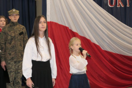 Dwie dziewczynki podczas wykonywania piosenki patriotycznej 