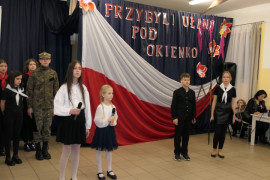Uczniowie podczas akademii szkolnej z okazji Dnia Niepodległości 