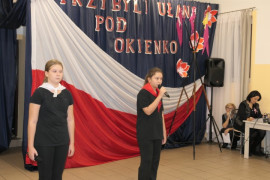 Dwie uczennice podczas występu na akademii szkolnej z okazji Dnia Niepodległości 