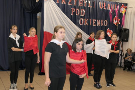 Grupa uczennic podczas wykonywania układu tanecznego 