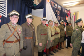 Grupa mężczyzn w mundurach