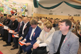 Grupa osób siedząca obok siebie