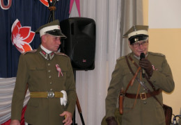Dwaj mężczyźni w mundurach stoją obok siebie