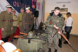 Mężczyźni w mundurach. Prezentacja broni