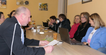 Osoby siedzą za stołem. Uczestnicy debaty o wodzie 
