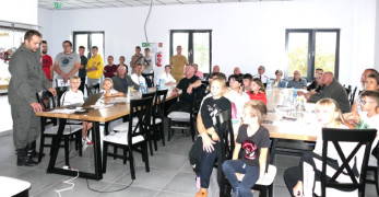 Grupa osób podczas spotkania 