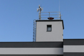 Syrena alarmowa zamontowana na dachu strażnicy 