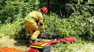 Strażak udziela pomocy poszkodowanej osobie 