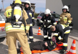 Strażacy ochotnicy w akcji. Pomoc poszkodowanej osobie 