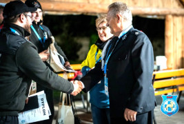 Grupa osób - moment gratulacji 