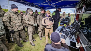 Mężczyźni na poligonie wojskowym. Trwa szkolenie m.in. z wykorzystywania dronów