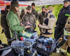 Mężczyźni na poligonie wojskowym 