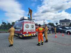 Strażacy i specjalistyczny wóz strażacki 