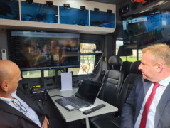 Dwaj panowie siedzą przed specjalistycznym sprzętem 